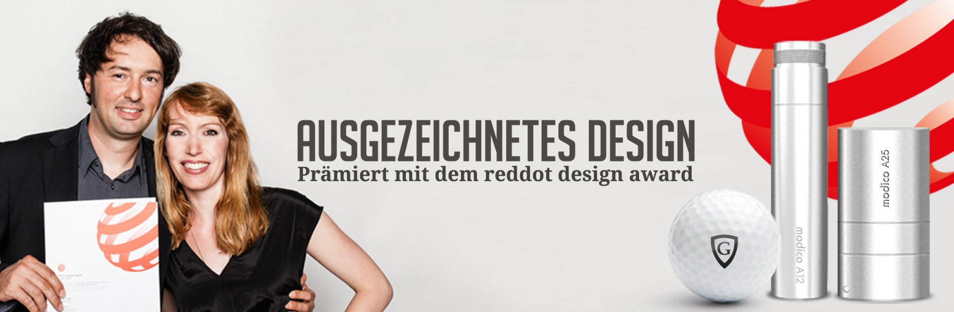 Golfstempel-Gründer mit reddot-design-award-Urkunde, Banner 'Ausgezeichnetes Design – Prämiert mit dem reddot design award'